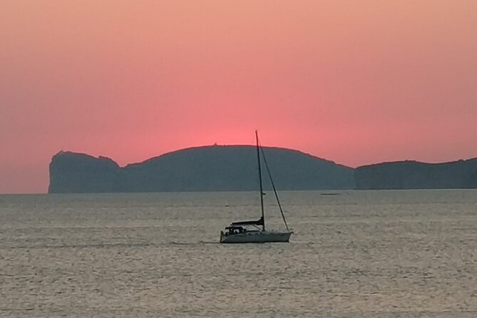 2-hour sunset tour by sailboat with aperitif. - A sunset sail with a proper sense of place