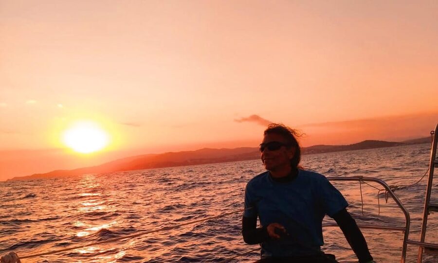 2 hours sunset sailing in a sailboat in Platja d'Aro - A private evening for couples, families, and friends