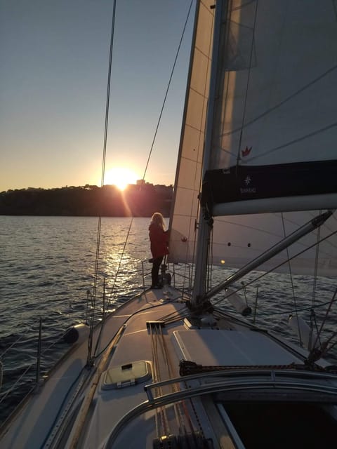 2 hours sunset sailing in a sailboat in Platja d'Aro - What to bring for the changing evening air