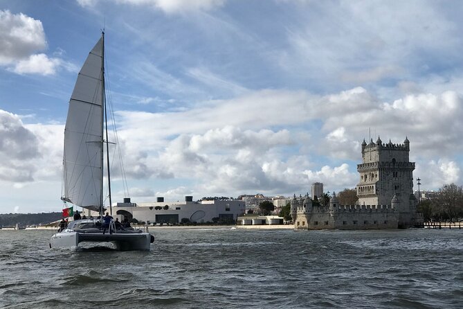 2H Tour on a Private Sailing Catamaran "Scarlett" up to 16 people - Why seeing Lisbon from the Tagus works so well