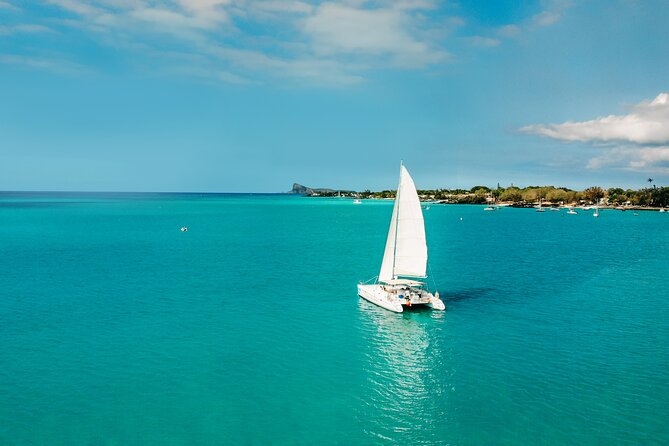 3 North Islands Catamaran Cruise with Lunch & Drinks on island. - Lunch, drinks, and the party-boat question
