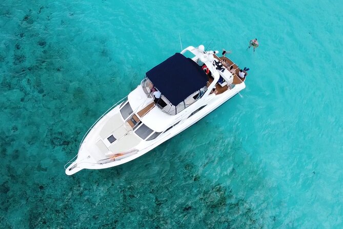 4 hours snorkel & beach tour - Private Yacht 47 ft - Snorkeling with the crew in the water
