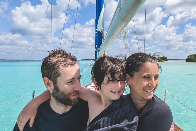 6hrs of Sailing in Bacalar Lagoon: discover Cenotes, Islands and Stromatolites. - Six hours across Bacalar’s changing shades of blue