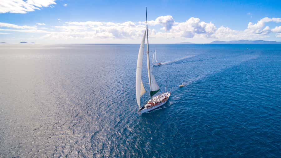 Airlie Beach: 2-Night Whitsundays Sailing Trip with Meals - Sailing among Hook, Hayman, Border, and Whitsunday islands