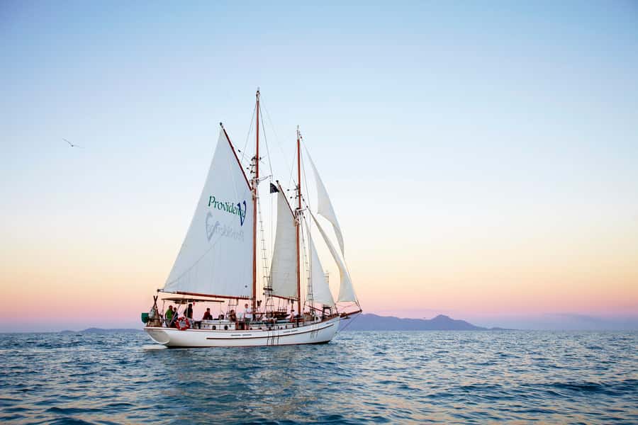 Airlie Beach: Providence Whitsundays Tallship Sunset Sail - Snacks are welcome, but they will not replace dinner
