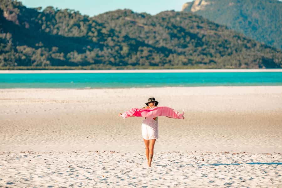 Airlie Beach: Whitsunday Islands 2-Day Sailing Tour - Fresh food, sunset music, and an easygoing evening