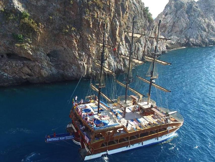 Alanya: Catamaran Boat Tour with Snorkeling with Lunch - Music, animation, and the foam party