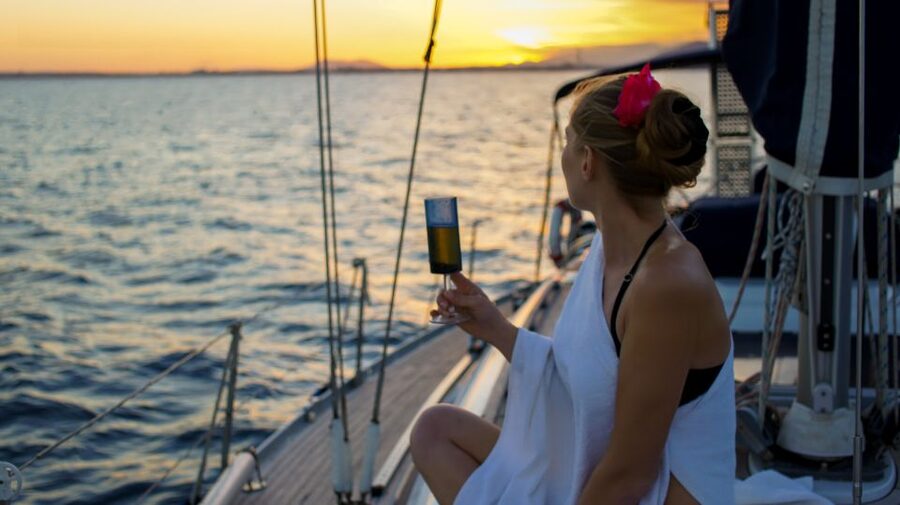 Alcudia: Romantic Sailing Trip with Diner for 2 - Who will enjoy this private Mallorca sailing trip?