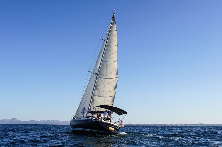 Alcudia: Sailing Yacht Excursion with Wine & Tapas - The first hour: Badia de Pollença by sail