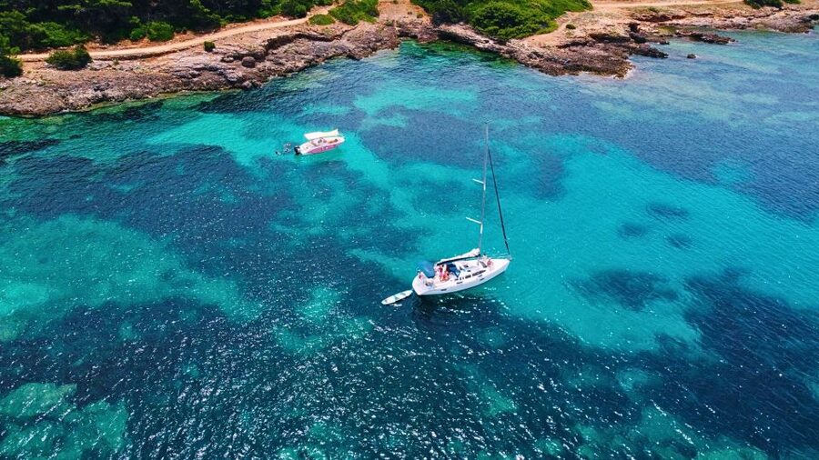 Alghero: Sailboat excursion in Porto Conte bay w/ Lunch - Sailing toward Porto Conte National Park