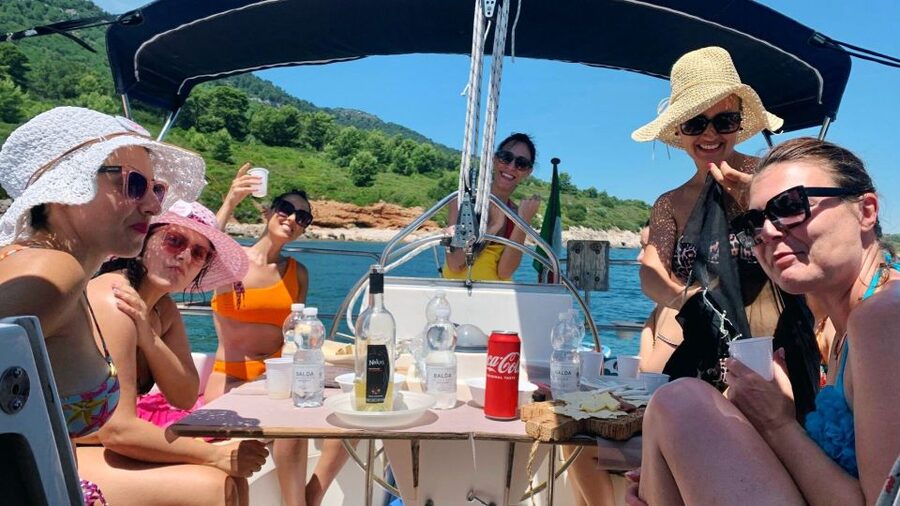 Alghero: Sailboat excursion in Porto Conte bay w/ Lunch - Capo Galera and the first swim