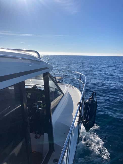 Alicante: Private Yacht Cruise with Drinks - What happens during the one-hour cruise