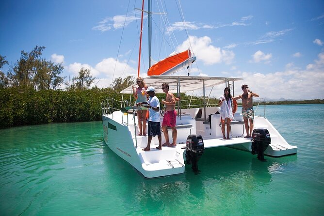 All inclusive CATAMARAN with BBQ : Ile aux cerf & GRSE waterfall - Boarding the catamaran and settling into the day