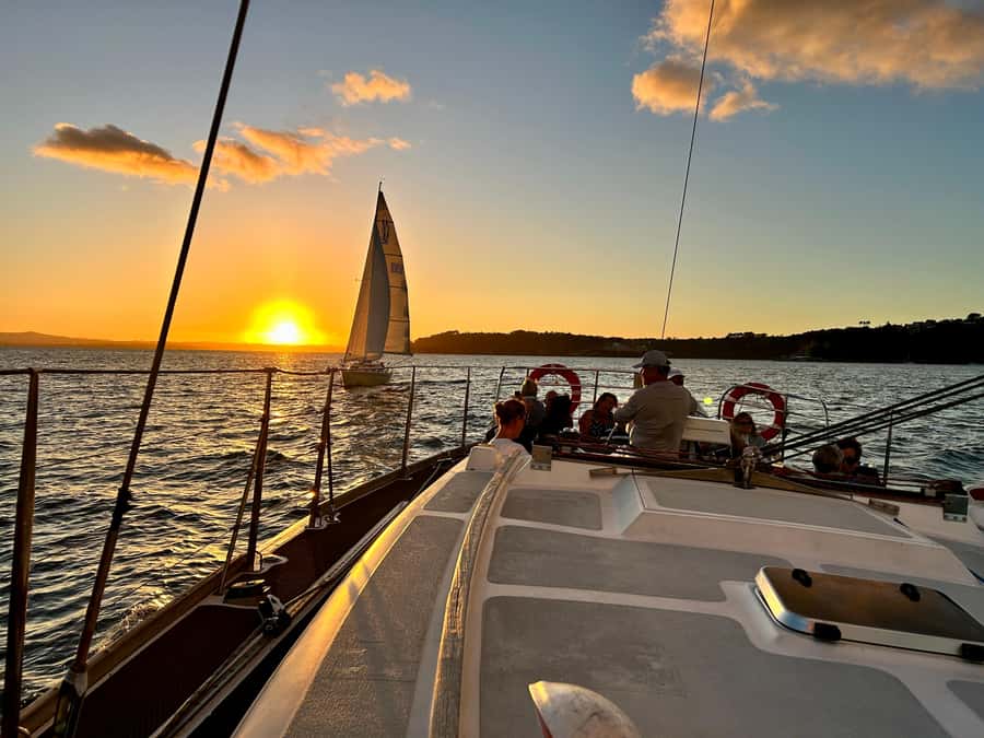 Auckland: Harbour Sailing Cruise with 3-Course Dinner - Three courses designed for a moving boat