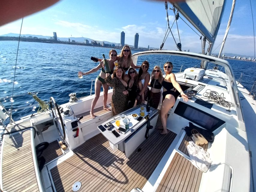 Barcelona: Luxury Private Sunset Yacht Cruise - From Maremagnum to the mouth of the port