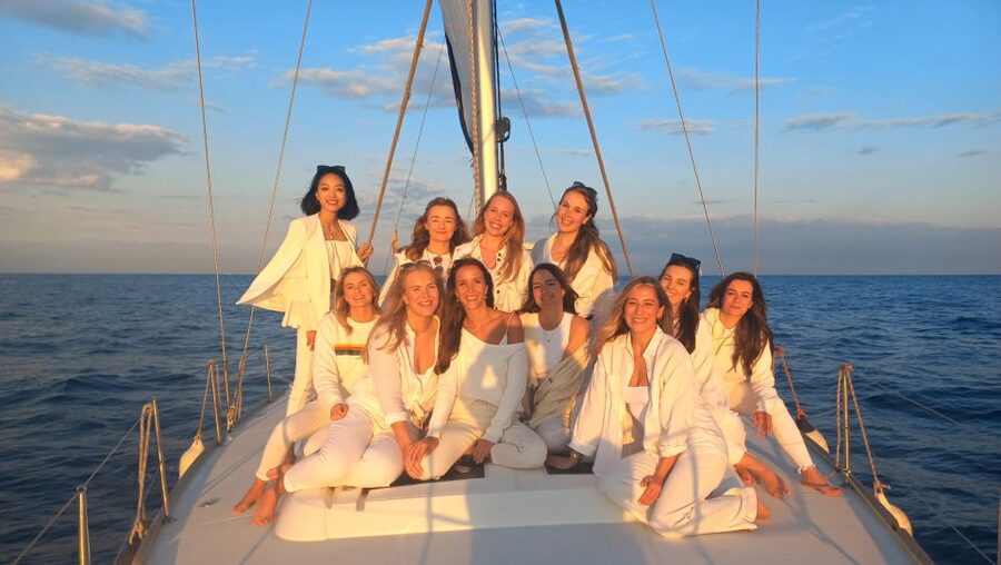 Barcelona: Luxury Private Yacht Daytime Cruise - Sailing past Maremagnum and Columbus Monument