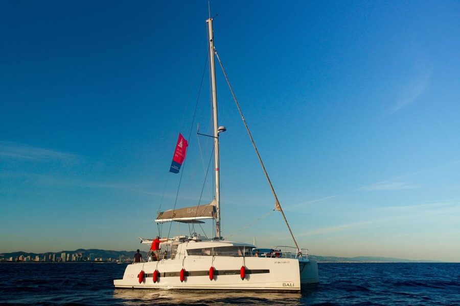 Barcelona: Private Catamaran Sailing with Drinks and Snacks - Leaving from Port Olímpic