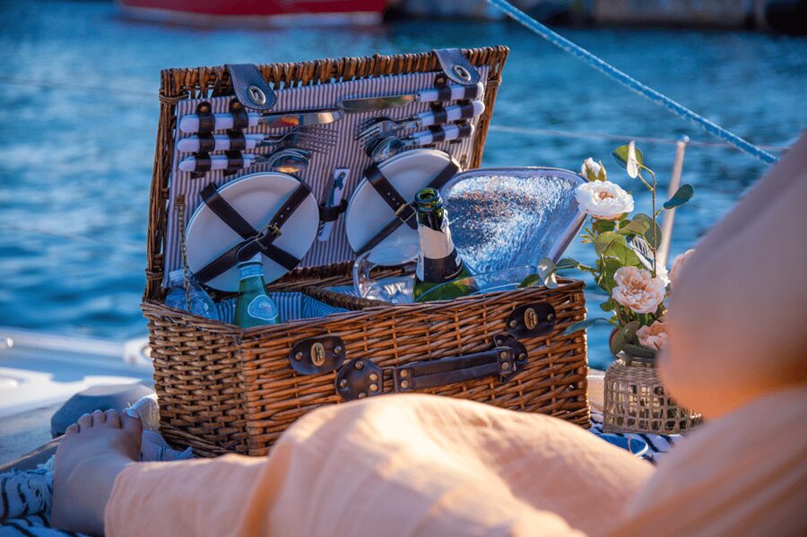 Barcelona: Private Romantic Sailing Tour with Drinks - Seeing Barcelona from the harbor