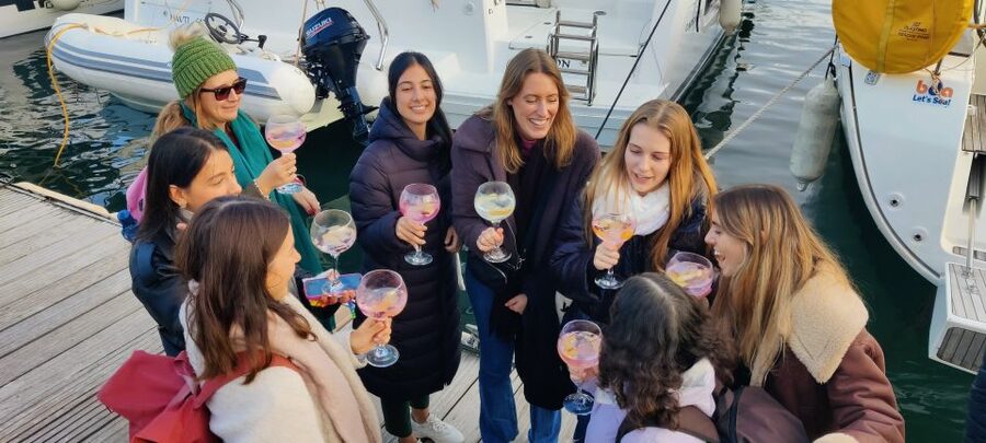 Barcelona: Sailing trip with GINTONIC workshop - Taking the wheel with the skipper nearby