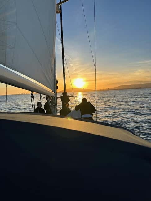 Barcelona: Sunset Sailboat Cruise with Open Bar and Snacks - Returning through the harbor
