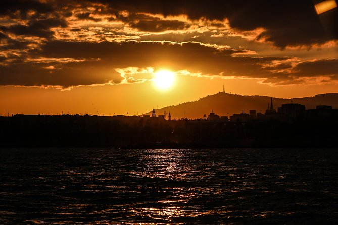 Barcelona Unique Sunset Sailing Experience with Tapas & Open Bar - Is the boat comfortable for 11 people?