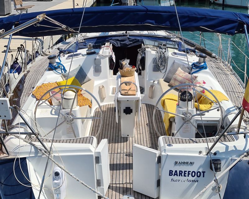 Barefoot: Private sailing cruise in Barcelona - Learn the ropes or simply sit back