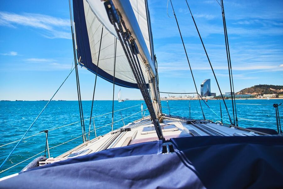 Barefoot: Private sailing cruise in Barcelona - The practical side of a private sailing trip