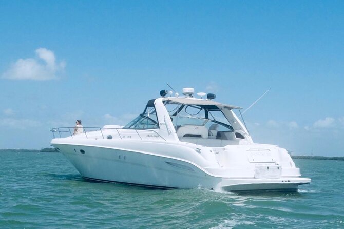 Beautiful Yacht SeaRay 48ft / 15PAX 25P16 - The crew and the service onboard