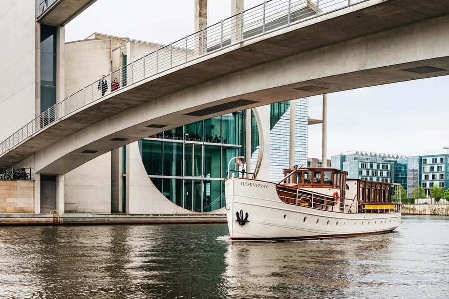 Berlin: Boat Sightseeing Tour on Electric Motor Yacht - Tränenpalast and the modern riverfront