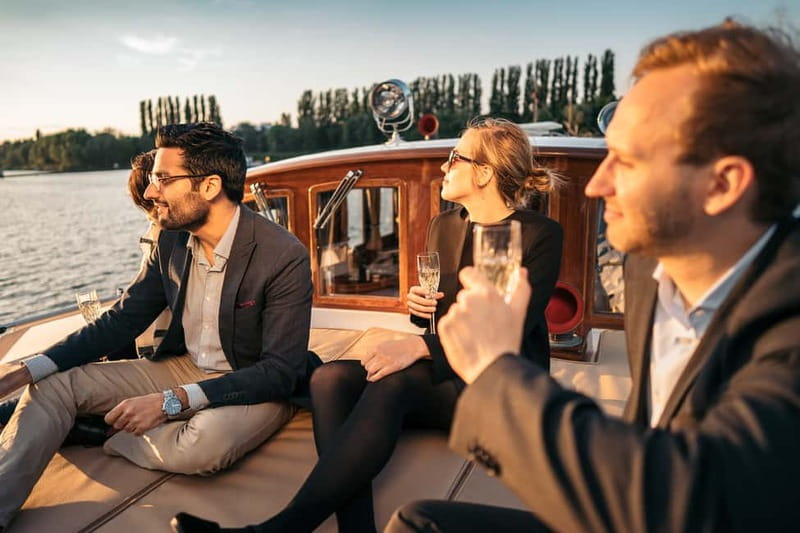 Berlin: Boat Sightseeing Tour on Electric Motor Yacht - The Reichstag and German Chancellery from the Spree