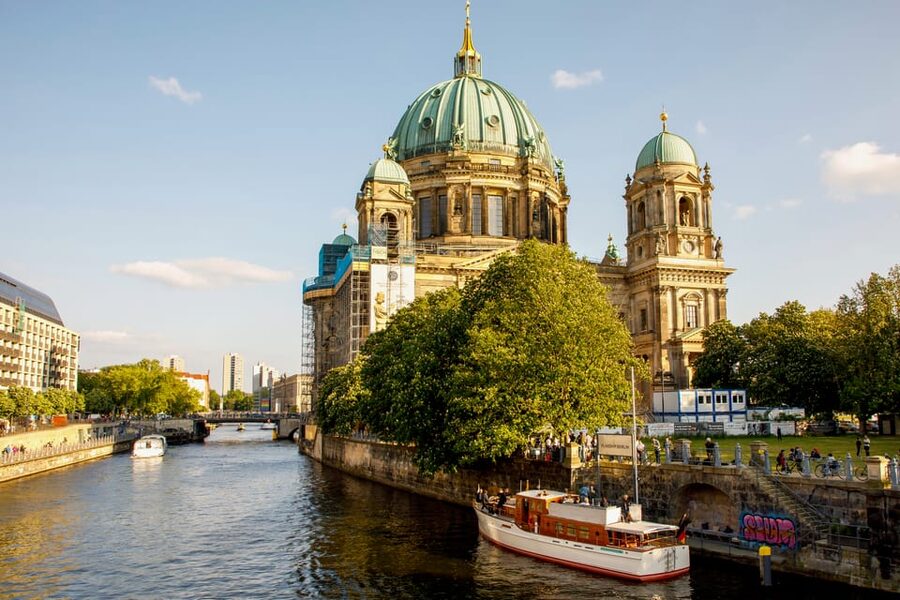 Berlin: Boat Sightseeing Tour on Electric Motor Yacht - House of World Cultures, Tiergarten, and Bellevue Palace