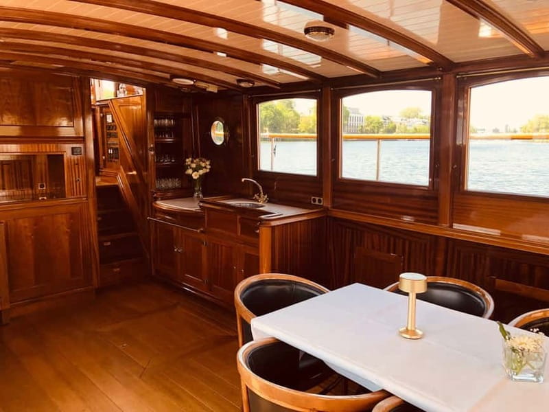 Berlin: Boat Sightseeing Tour on Electric Motor Yacht - Commentary, music, and service onboard