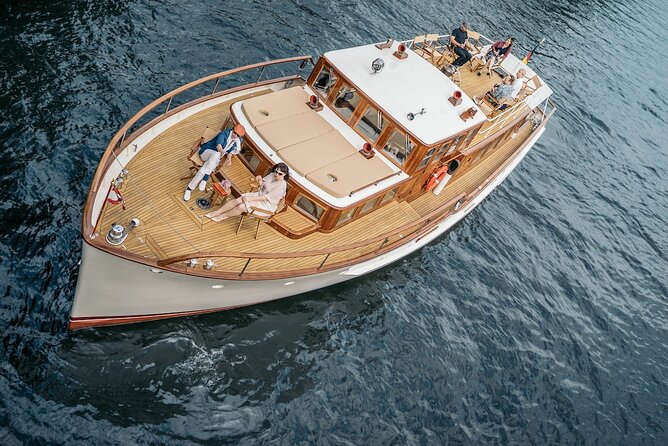 Berlin Boot Sightseeing Tour on Electric Private Yacht - Seating, drinks, and the onboard atmosphere