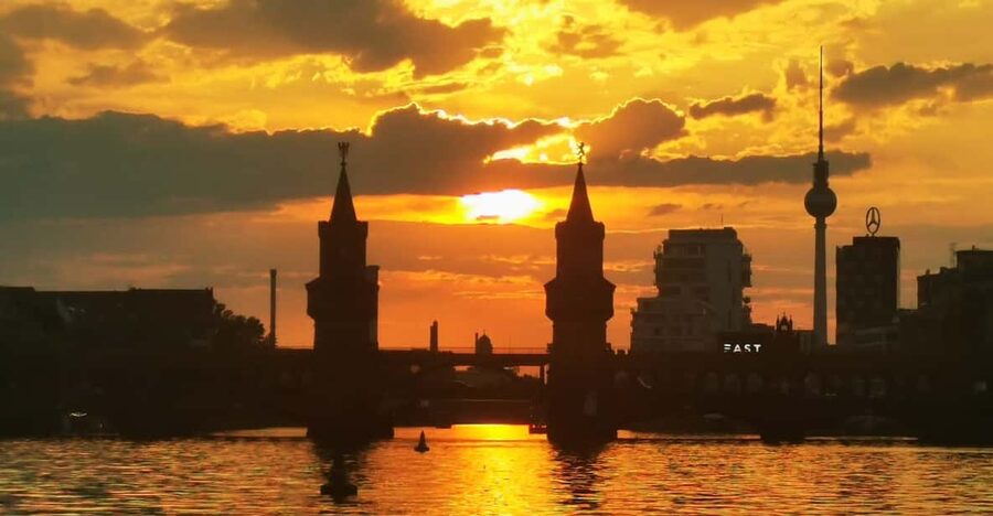 Berlin: Solar Powered Sunset Catamaran Cruise & Audio Guide - From Oberbaumbrücke to the East Side Gallery