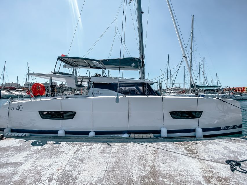 Boat in Algarve - Luxury Catamaran - Portimão - Heading west toward Ferragudo and Ponta João d’Arens