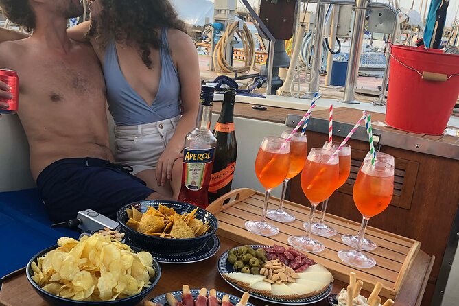 Boat Tour with Drink and Picoteo, Barcelona - Choosing your drink and snacks
