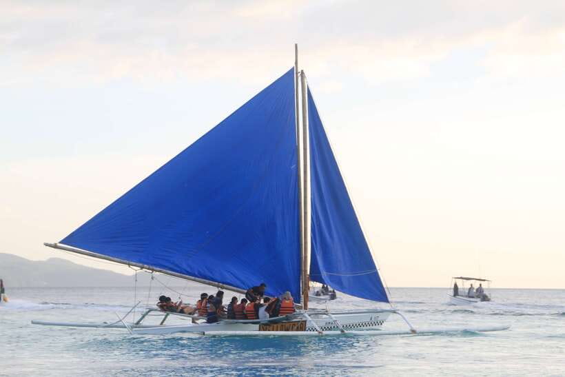 Boracay: Private Traditional Bamboo Boat Sailing Tour - Boarding the traditional Filipino paraw