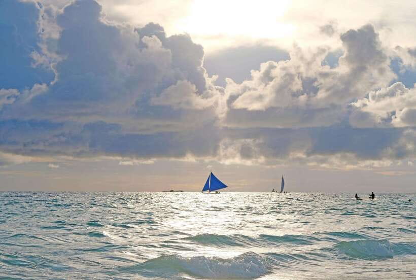 Boracay: Sunset Paraw Sailing Trip - Boarding the double-outrigger bamboo boat