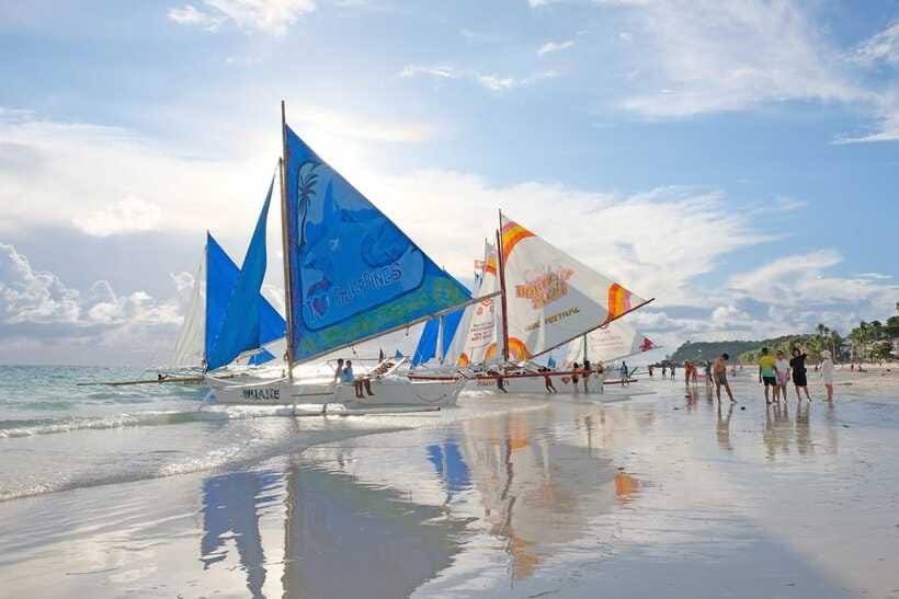 Boracay: Sunset Paraw Sailing Trip - Cruising around the bay as evening arrives