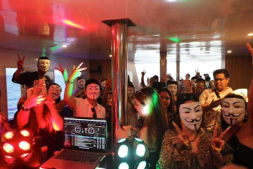 Boracay: Ultimate Party Cruise aboard the Andy World Yacht - Sunset views along Boracay’s coast