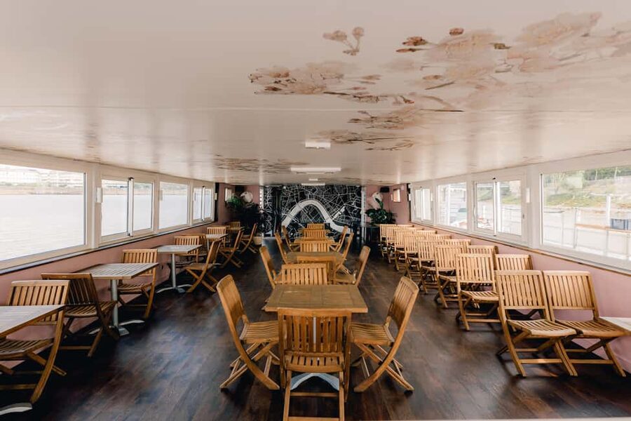Bordeaux: Garonne River Yacht Cruise with Brunch - A brunch that uses the Garonne as its dining room