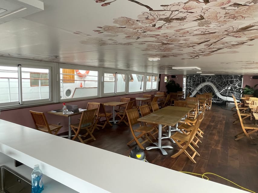 Bordeaux: Garonne River Yacht Cruise with Brunch - What the service is like
