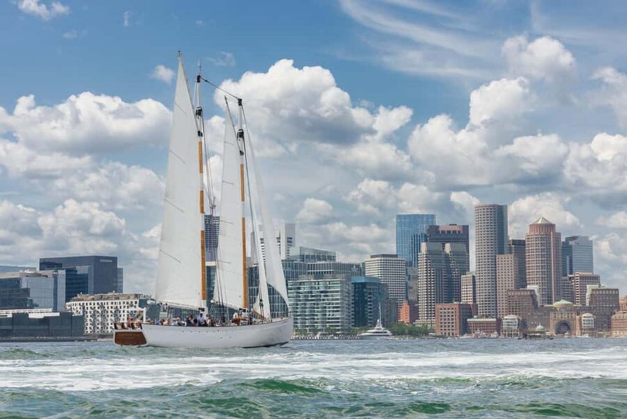 Boston: Downtown Harbor Sailing Cruise - The first few minutes leaving downtown