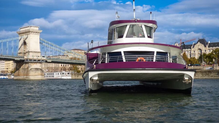 Budapest: Catamaran Pizza Cruise - From Elizabeth Bridge to Margaret Bridge