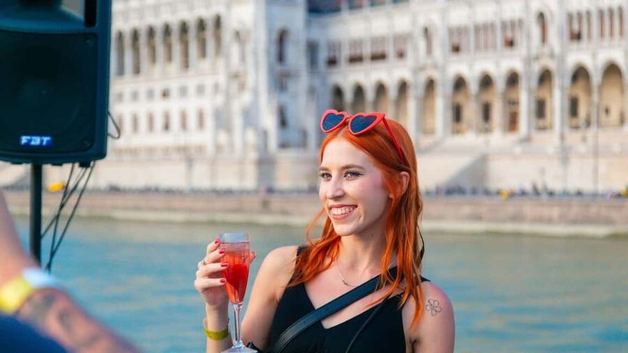 Budapest: Sip & Sail Danube Cruise with Prosecco Cocktails - Drinks, seating, and the onboard atmosphere