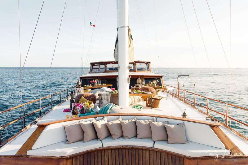 Cabo San Lucas: Sunset Yacht Cruise w/Chef Dinner & Open Bar - The open bar and evening entertainment