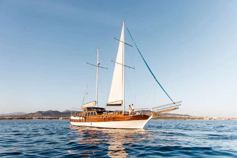 Cabo San Lucas: Sunset Yacht Cruise w/Chef Dinner & Open Bar - The first hour: drinks, charcuterie, and Los Arcos