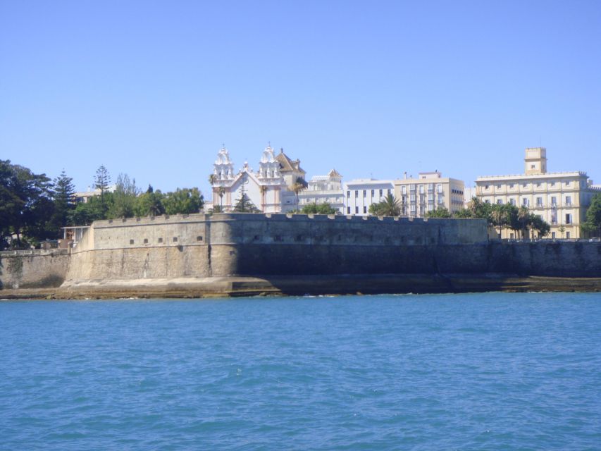 Cádiz: Bay of Cádiz Catamaran Tour with Host - Getting to the port and finding the boat