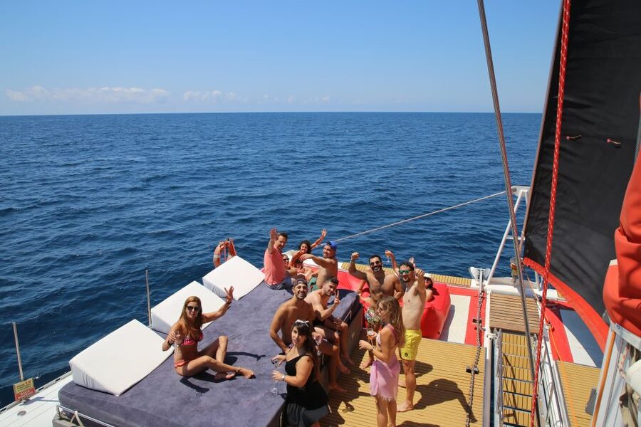 Cambrils: Catamaran Day Cruise with BBQ and Drinks - Finding your Balinese bed before departure