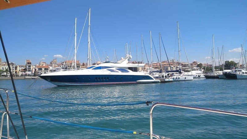 Cambrils/Salou: Coastline Catamaran 2h with drinks, pickup - What the Balinese bed changes